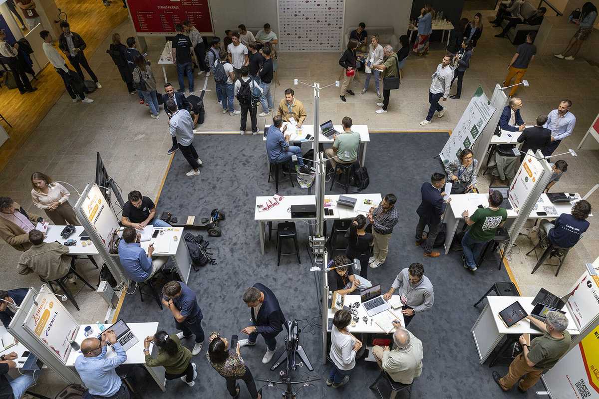 Les stands du Start-up Day 2024 à l'Hôtel de Région, Bordeaux