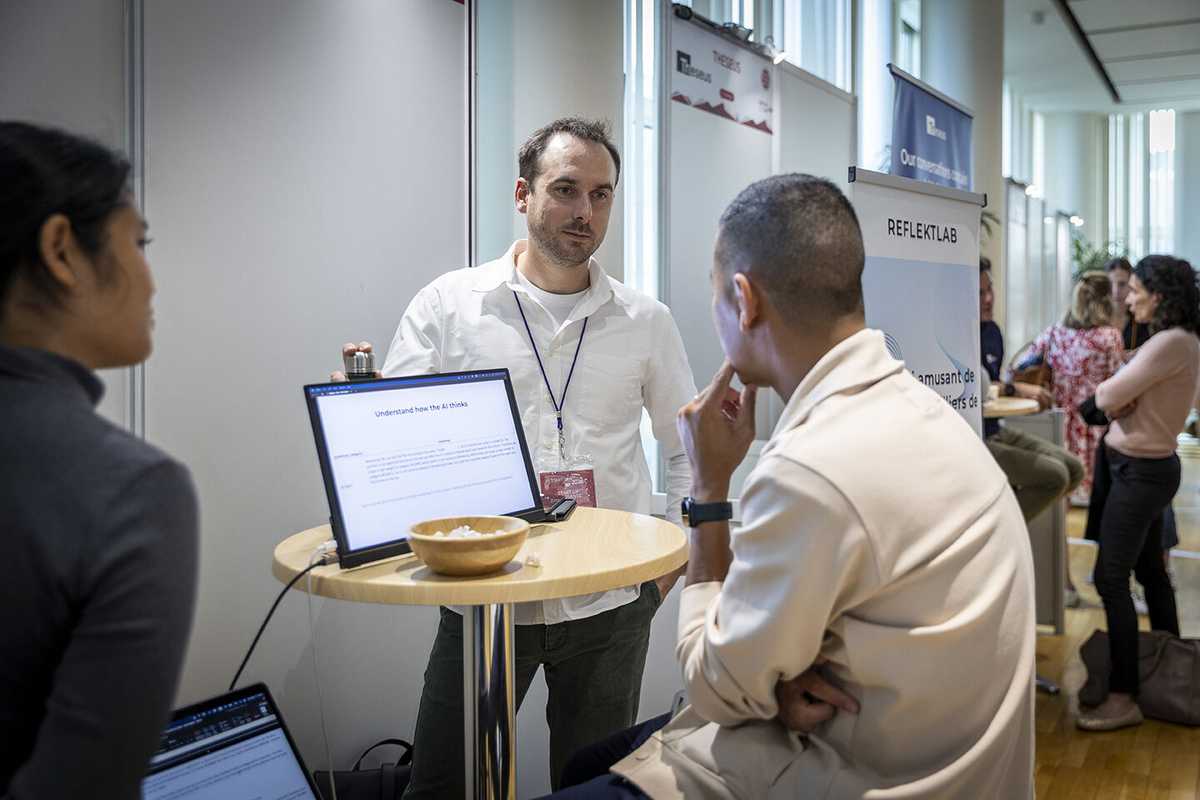 Échange avec un visiteur sur le stand Reflekt Lab, Start-up Day 2024